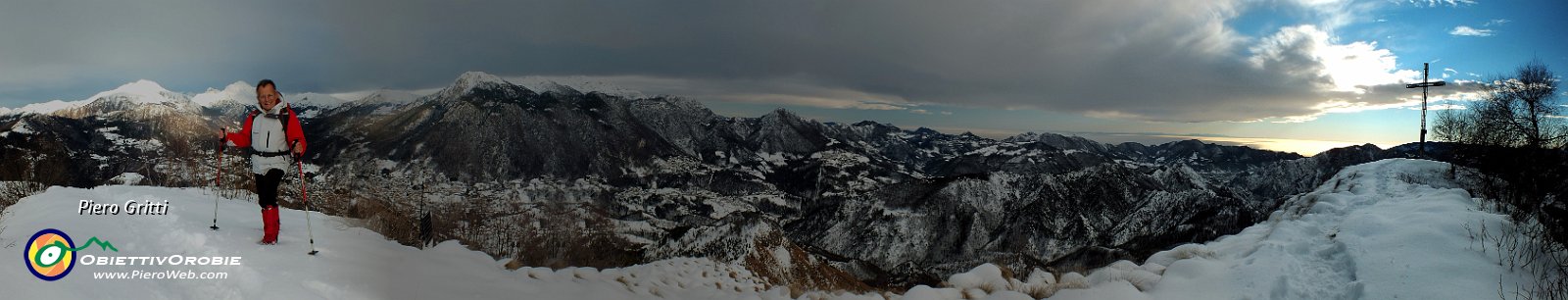 17 Panoramica in vetta al Monte Gioco verso la Val Serina.jpg